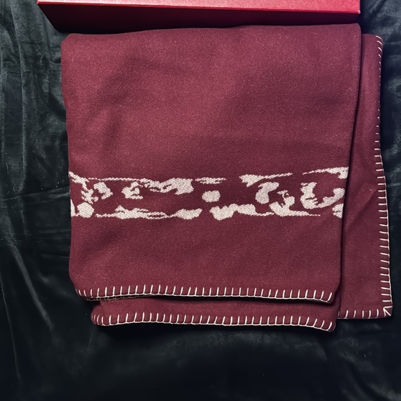 Cartier Shawl - Picture 3 of 5